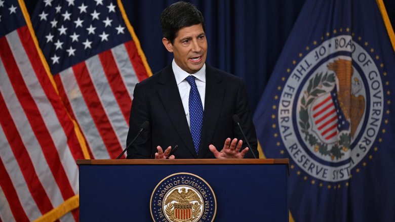 Fed-Chef Kevin Warsh lässt den US-Leitzins unverändert.