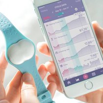 Armband und App: Erfolgsartikel Fruchtbarkeitstracker.