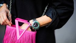 Investitionsgut: Rolex-Uhr am Handgelenk einer Influencerin.