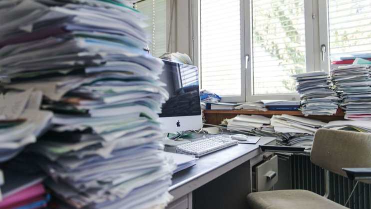Stapel an Arbeit: Die 15-Stunden-Woche kommt in der Schweiz wohl nicht so bald. Keystone