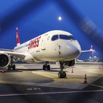 Ein Airbus A220-300 der Swiss ist in der Zone West des Flughafen Zürich geparkt.