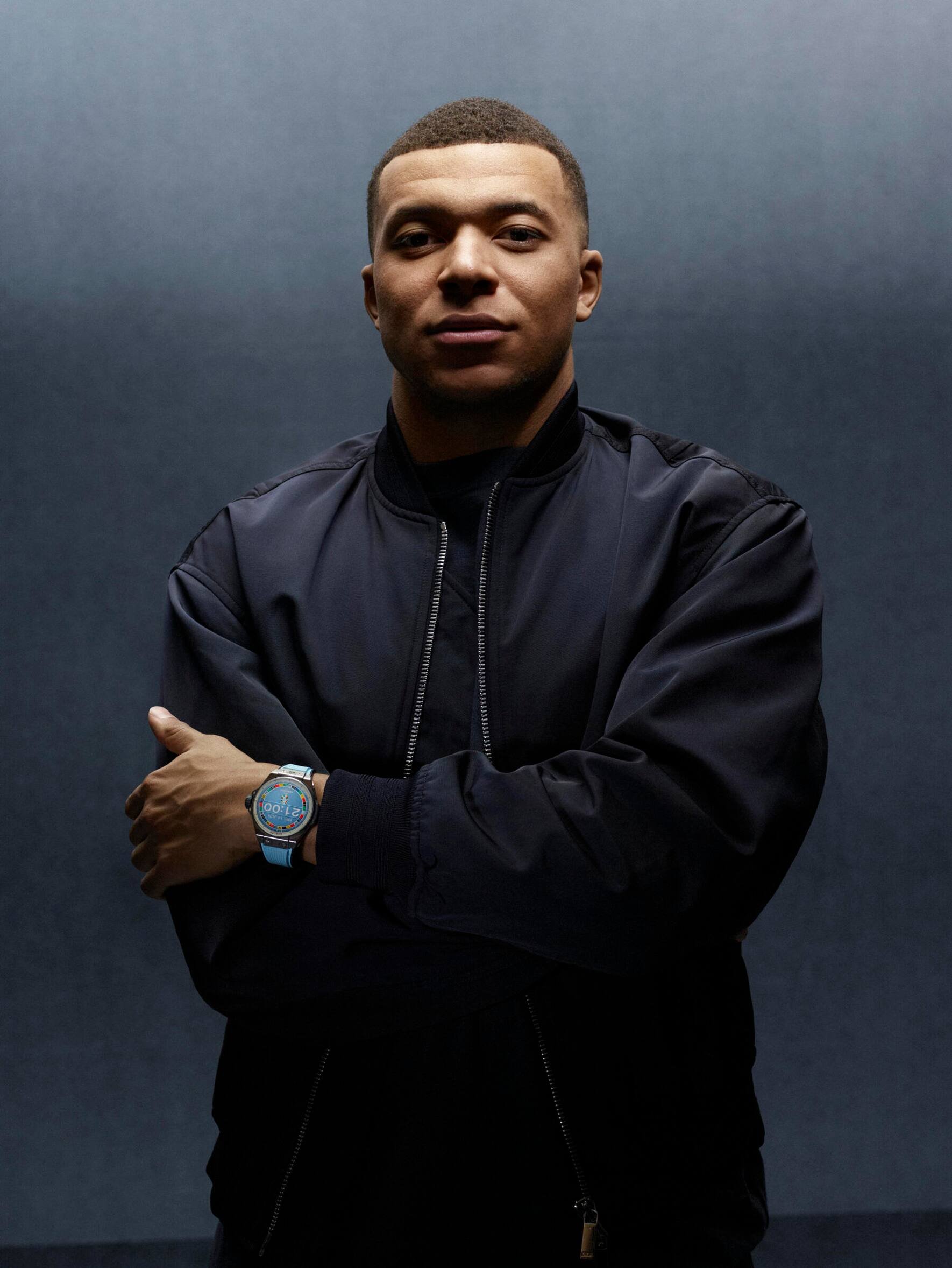 Der Hublot-Botschafter Kylian Mbappé mit der Big Bang e Gen3 UEFA Euro 2024.