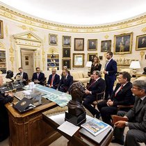 Ringen um Zölle: Donald Trump und die sechs Schweizer im Oval Office.