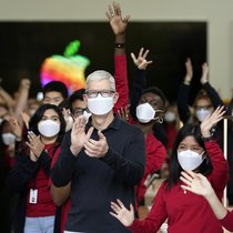 «Dinosaurier» Apple: Das Tech-Unternehmen – hier Apple-CEO Tim Cook mit Besuchern eines Apple Stores in Los Angeles – gehört zu den höchstbewerteten Firmen der Welt.