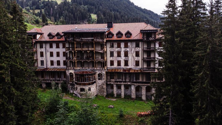 Das seit fast 50 Jahren verlassene Geisterhotel Tenigerbad im Val Sumvitg GR.