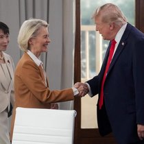Zoll-Einigung: EU-Kommissionspräsidentin Ursula von der Leyen und US-Präsident Donald Trump geben sich beim G7-Gipfel die Hand.