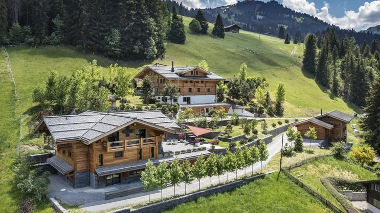 In Oeschseite bei Zweisimmen werden drei Chalets verkauft.