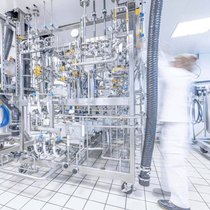 Bachem-Chef Thomas Meier baut die Produktionskapazität bis 2030 nicht zuletzt wegen der boomenden Abnehmspritzen massiv aus.