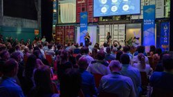 Bei der Closing Ceremony im Zürcher Kraftwerk werden 55 neue Innovationspartnerschaften bejubelt.