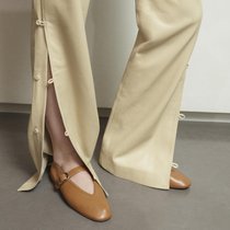 KLASSIKER Der Slipper Stella ist das kleine Schwarze unter den Schuhen: elegant und vielseitig. 