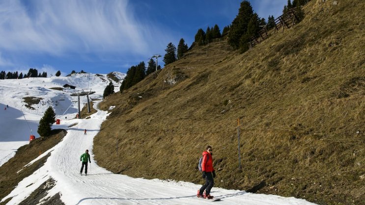 Villars-Gryon: Von braunen Flecken durchzogene Pisten. Keystone