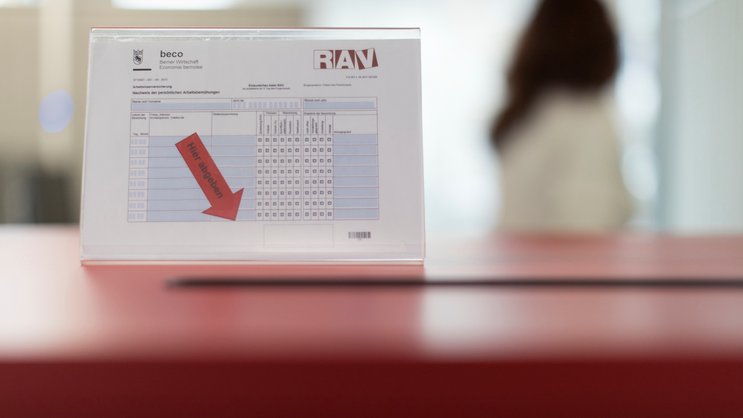 Wenn es hoch geht, geht es andernorts runter: Arbeitgeber, Arbeitsamt und Steueramt als korrespondierende Röhren.