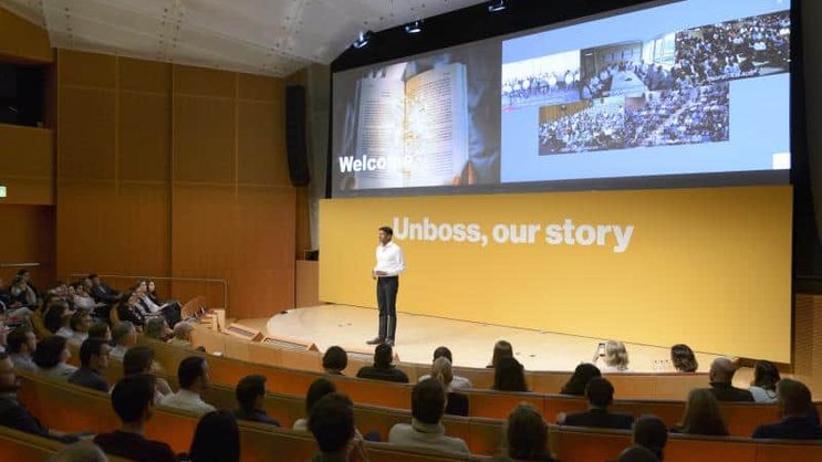Novartis-Chef Vas Narasimhan schwört seine Truppe auf das neue Management-Konzept «Unboss» ein.