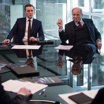 Der Film «Jagdzeit» (im Bild die Schauspieler Stefan Kurt und Ulrich Tukur, v.l.) zeigt einen Machtkampf in der Teppichetage – basierend auf realen Vorbildern.