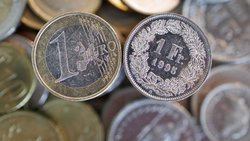 Der Euro hat am Dienstag zum Franken den tiefsten Stand der Geschichte erreicht.