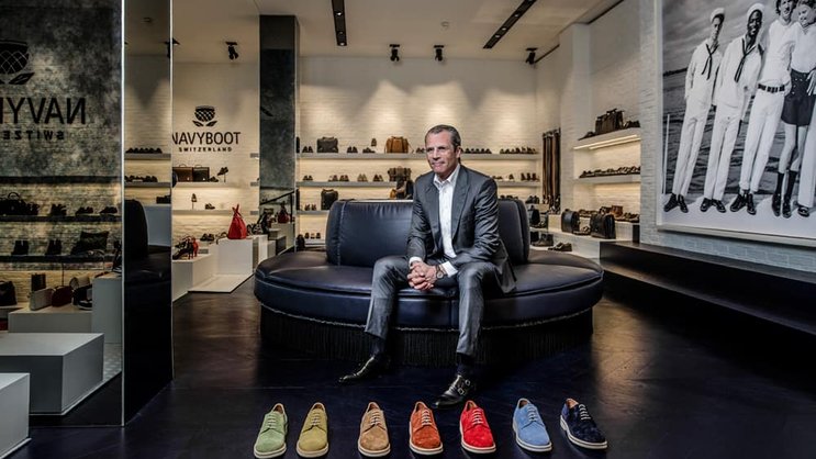 Philipp Gaydoul in einem Navyboot-Shop.