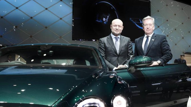Breitling-Chef Georges Kern (l.) chauffiert seine Kunden in einem Bentley, Bentley-Chef Adrian Hallmark trägt Breitling.