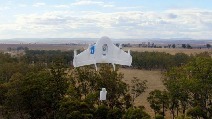 Senkrechtstarter mit Päckchen: Die Google-Drohne liefert Waren per Luft.Keystone