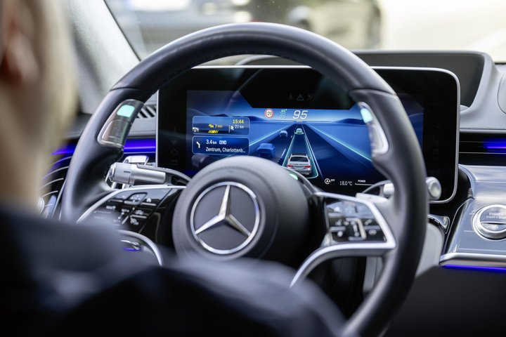 Genehmigt: Mercedes-Benz darf in Deutschland mit 95 km/h hochautomatisiert fahren

Mercedes-Benz is approved for 95 km/h Level 3 autonomous driving in Germany