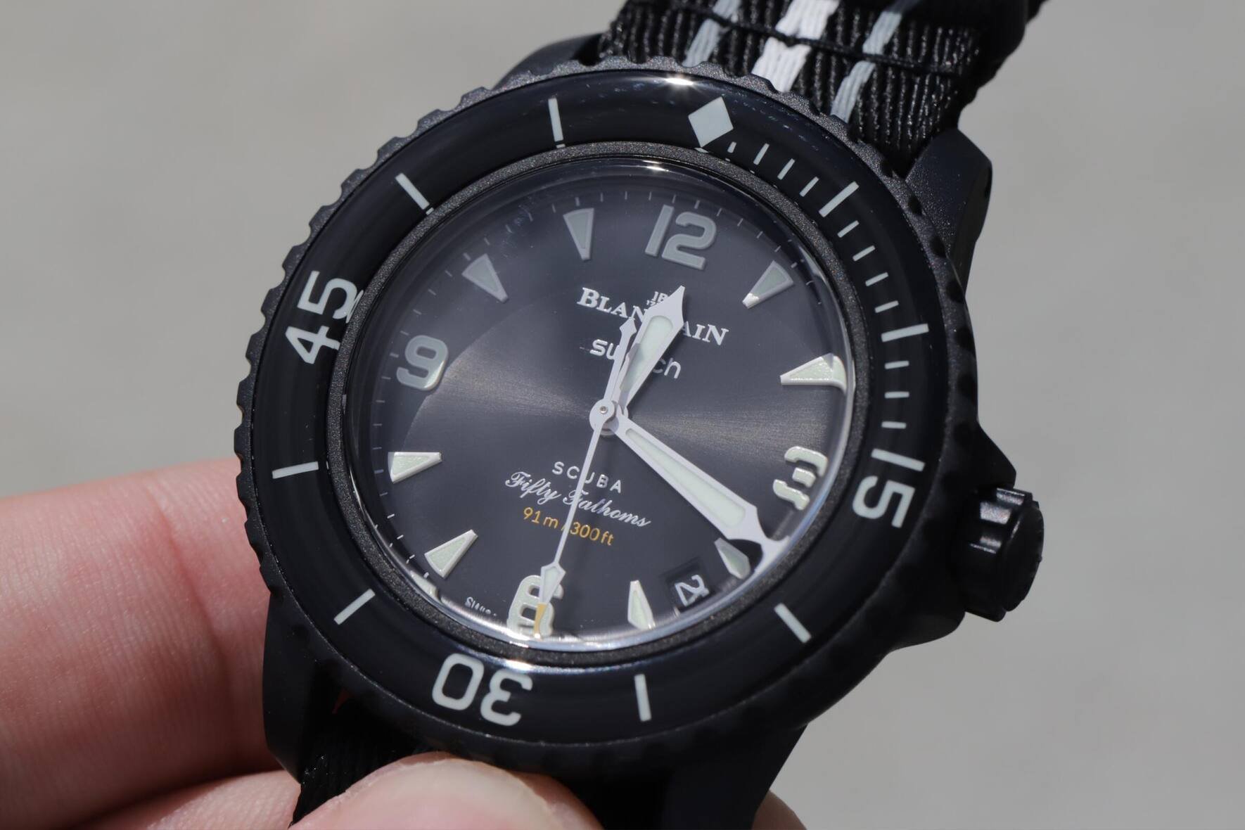 Von den sechs Modellen in der Kollektion verfügen vier über ein Datumsfenster zwischen 4 und 5 Uhr; die «Ocean of Storms» ist dabei das einzige mit einem Zifferblatt mit Sonnenschliff.
