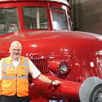 Markus Schindelholz, Geschäftsführer der Oensingen-Balsthal-Bahn AG, präsentiert stolz den historischen Triebwagen, genannt «Roter Pfeil».