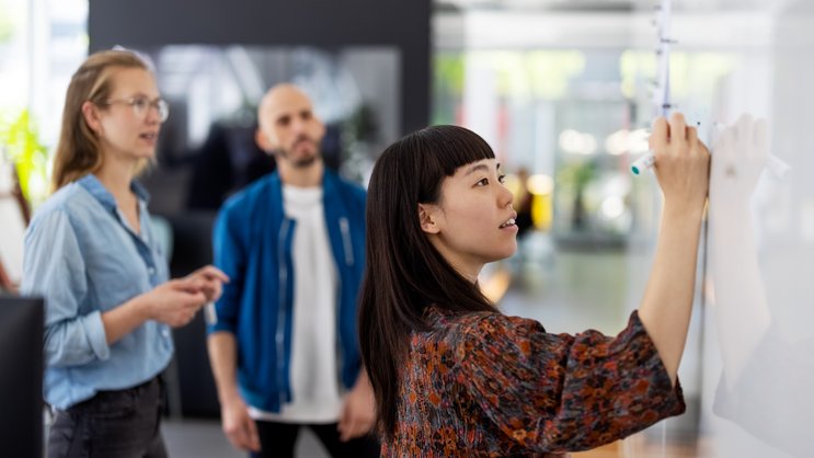 Diversität umfasst mehr als nur Männer und Frauen: das Alter, die Hautfarbe, der familiäre Hintergrund oder die schulische Ausbildung.