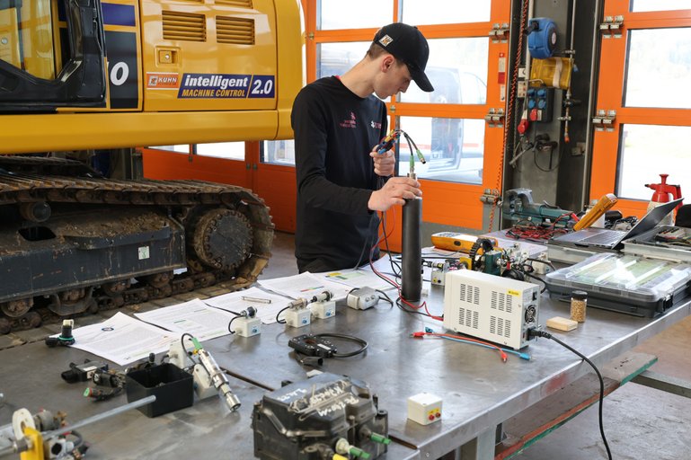 Die Skills erlernte Sandro Amrhein bereits in der Ausbildung: Die Lernenden gehen selbstverantwortlich zu Kunden.