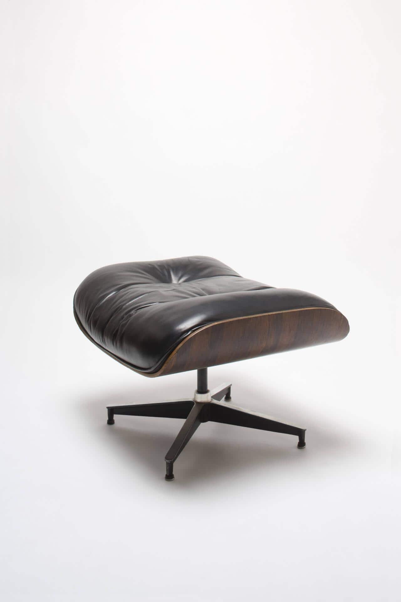 Eames Lounge Chair Ottoman (671), 1956 for Herman Miller. Designer: Charles and Ray Eames PUBLICATIONxINxGERxSUIxAUTxONLY Copyright: xGxJacksonx 12528-40-1

Eames Lounge Chair OTTOMAN 671 1956 for Herman Miller Designers Charles and Ray Eames PUBLICATIONxINxGERxSUIxAUTxONLY Copyright xGxJacksonx 12528 40 1