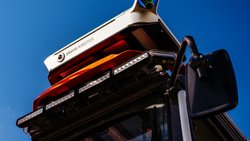 Gravis Robotics verwandelt Baumaschinen mit Nachrüstsets aus Sensoren, Kameras und KI-Software in autonome, ferngesteuerte Robotersysteme.