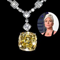 Der berühmte Tiffany-Diamant bringt 128,54 Karat auf die Waage. Sein Kissenschliff mit 82 Facetten wurde bewusst so gewählt: Dadurch kommt die gelbe Farbe des Diamanten am besten zur Geltung.