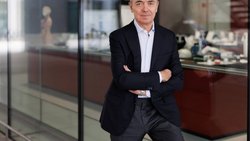 Giovanni Caforio sucht die Nähe zu den Mitarbeitenden: «In dem neuen Büro bin ich mitten unter den Teams und schaue direkt auf die Labore.»