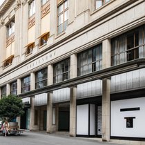 Links Bally, rechts Louis Vuitton: Die beiden Luxusmarken haben sich an der Basler Freien Strasse eine Adresse geteilt.