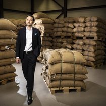 Johannes Läderach, Chef des Chocolatiers Läderach, aufgenommen im Kakaolager auf dem Firmengelände in Bilten GL.