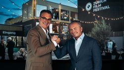 ZFF-CEO Christian Jungen (r.) besiegelt mit Sunrise-Boss André Krause den Partner-Deal.