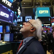 US-Börsenhändler an Wall Street: Indizes drehten am Montag stark ins Minus.
