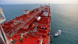 Britischer Öltanker in der Strasse von Hormus zwischen Iran und Oman.