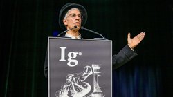 Der amerikanische Mathematiker Marc Abrahams in seiner Rolle als Zeremonienmeister an der Verleihung in Zürich. Er gründete den Witz-Nobelpreis 1991.