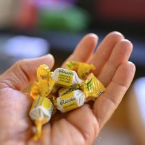 Seit 1940 hat Ricola nach eigenen Angaben nichts am Originalbonbon verändert – weder in Form noch Rezeptur.