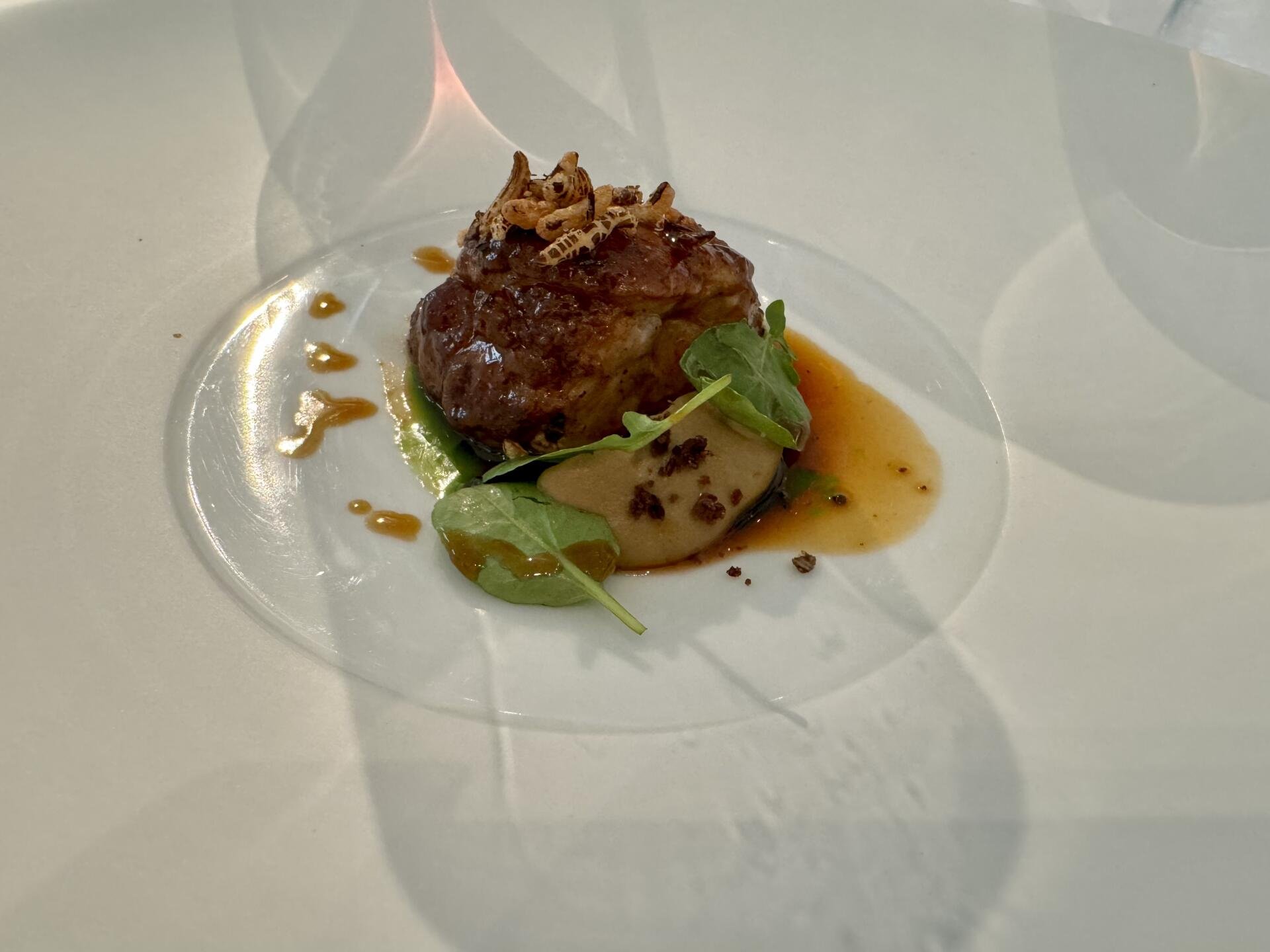 Die raffinierte Küche des Ristorante Orsini in Zürich unterstrich die Grandezza der Weine. Zum gegrillten Kalbsbries mit Auberginen-Crème und knusprig gerösteten Oliven passte die Riserva 2019 perfekt.