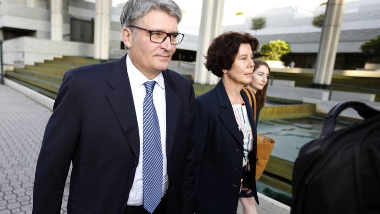 Raoul Weil mit seiner Frau: Die ehemalige Nummer 3 der UBS plädiert auf nicht schuldig.Keystone