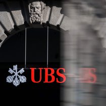 Die zuständige Ständeratskommission hat beschlossen, dass die UBS ihre Auslandstöchter mit 50 Prozent hartem Kernkapital und 50 Prozent AT1-Anleihen unterlegen soll.