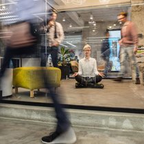 Versuchs doch mal mit Yoga: Unternehmen müssen sich anstrengen, um ihren Mitarbeitenden ein motivierendes Umfeld zu bieten. 