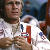 Im Racing-Film «Le Mans» (1971) ist Schauspieler Steve McQueen mit einer Heuer Monaco zu sehen.