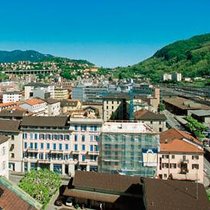 Modefirmen wie Gucci, Zegna oder Armani zieht es in die Gegend von Chiasso.