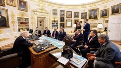 Schweizer Milliardäre bei Trump im Oval Office (sitzend v.r.): Daniel Jaeggi (Mercuria), Alfred Gantner (Partners Group), Johann Rupert (Richemont), Jean-Frédéric Dufour (Rolex), Marwan Shakarchi (MKS Pamp); dahinter stehend: Eric und Lara Trump.
