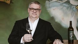 Mit seinem Weinimport Selection Schwander verkauft er in der Schweiz mehr als eine Million Weinflaschen. In Spanien betreibt er ein eigenes Edelweingut und privat sammelt er in seinem Barockschloss Druckgrafiken aus fünf Jahrhunderten.