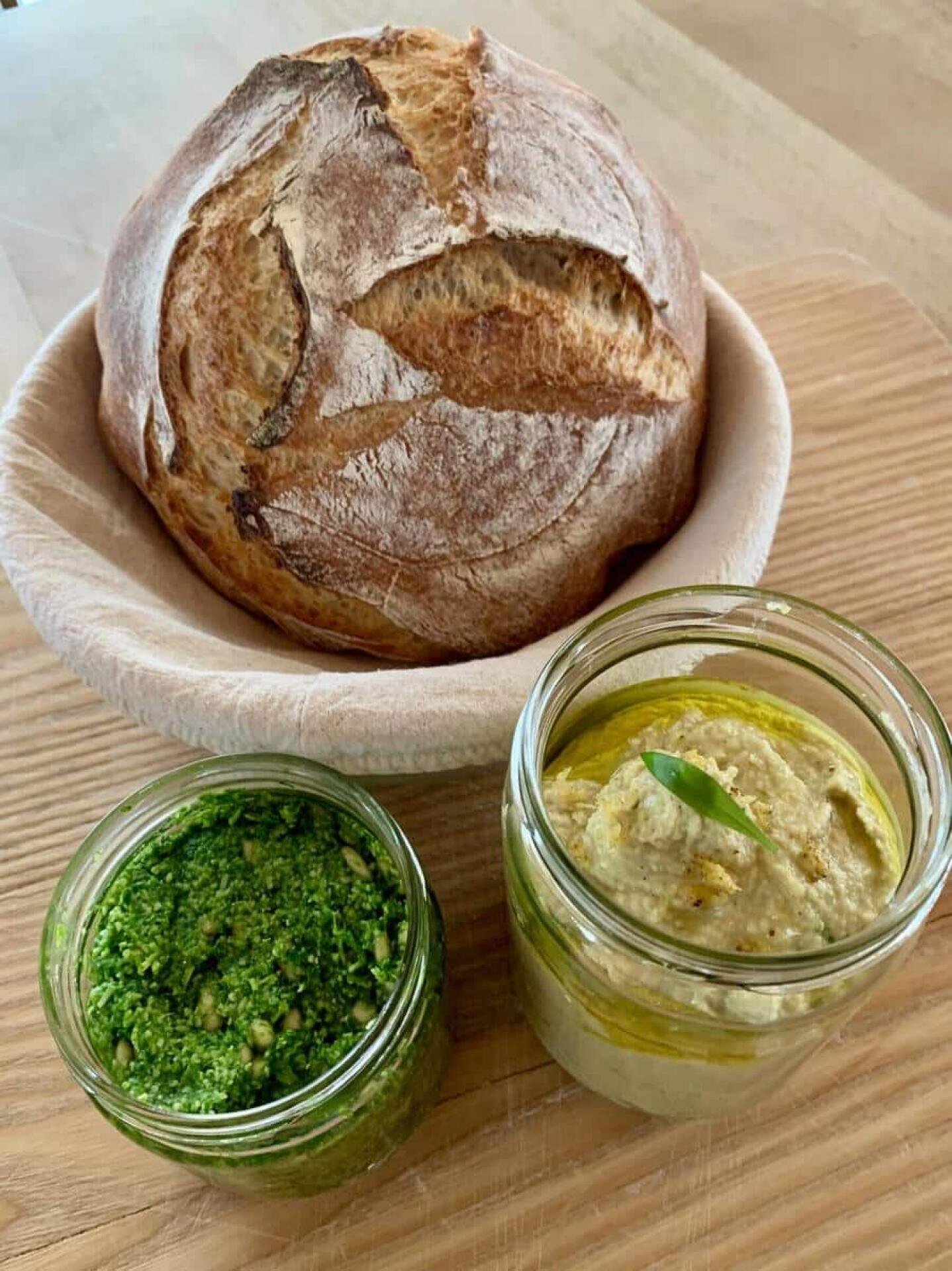 Bärlauchpesto und Hummus zu frischgebackenem Brot ist eine feine Sache.