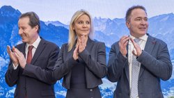 Die Nationalraete Thomas Aeschi, SVP-ZG, Celine Amaudruz, SVP-GE, und Michael Graber, SVP-VS, von links, applaudieren an der Delegiertenversammlung der SVP, am Samstag, 17. Oktober 2026 in Bulle. (KEYSTONE/Peter Schneider)