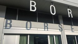 Schriftzug am Gebäude der Schweizer Börse SIX in Zürich.