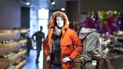 Hochpreis bei Migros? Herren-Bekleidungs-Abteilung im «Globus»-Warenhaus Zürich.